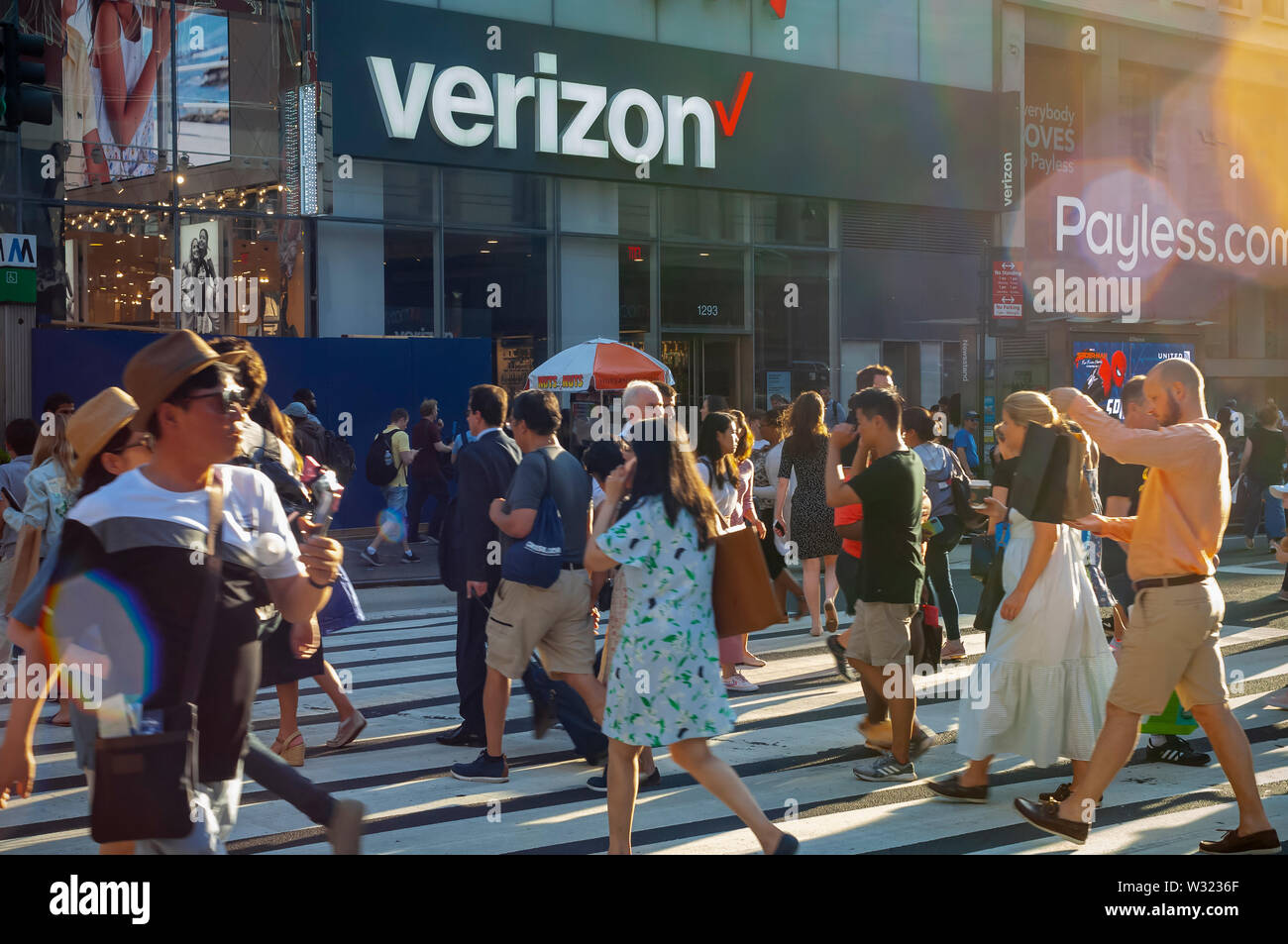 Pedoni cross Herald Square a New York di fronte a Verizon Wireless store su Martedì, Luglio 9, 2019. (© Richard B. Levine) Foto Stock