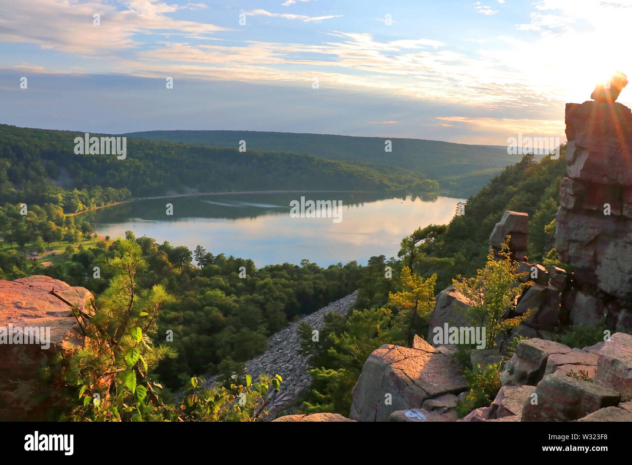 Veduta aerea sulla riva sud Spiaggia e lago da rocky ice age sentiero escursionistico durante il tramonto. DevilÕs lago del Parco Statale, Baraboo area, Wisconsin, Midwest Foto Stock