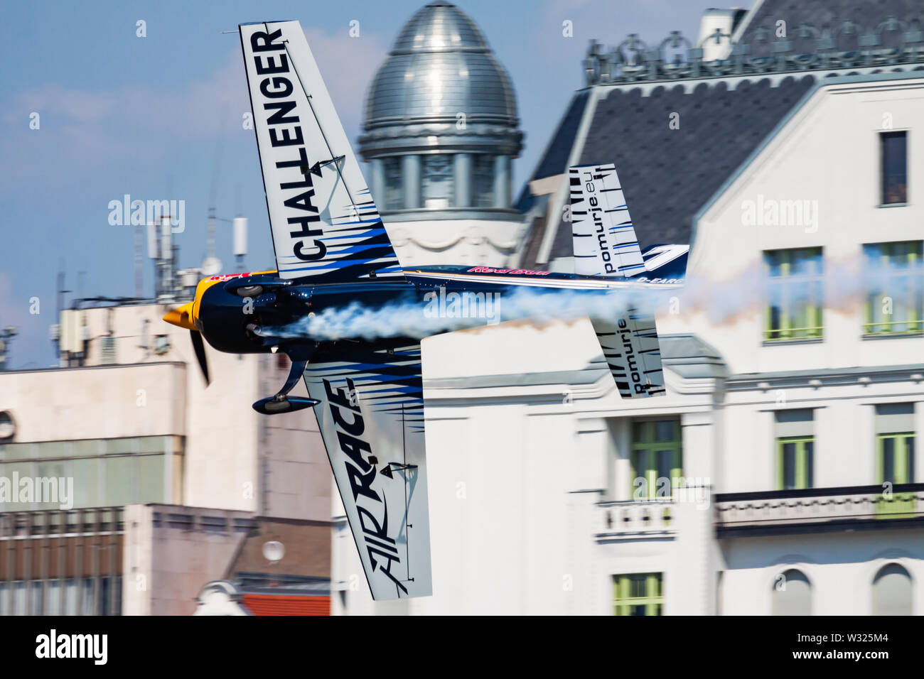 BUDAPEST UNGHERIA / - luglio 4, 2015: Red Bull Air Race 2015 Challenger Categoria Extra 330 aerei sopra il fiume Danubio nel centro di Budapest Foto Stock