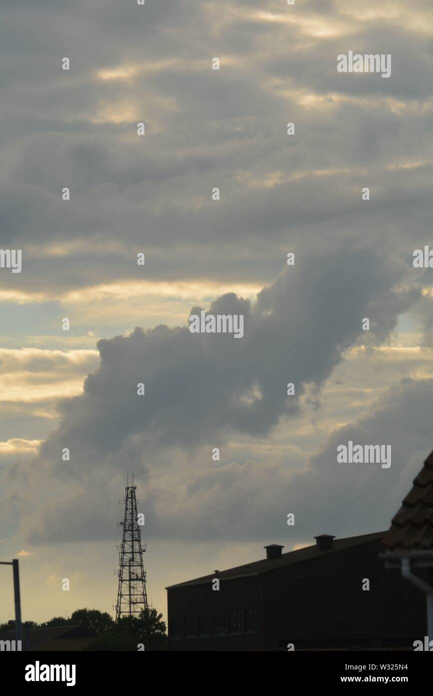 Nuvoloso cielo di sera con un mix di nuvole e illuminazione sottile. Foto Stock