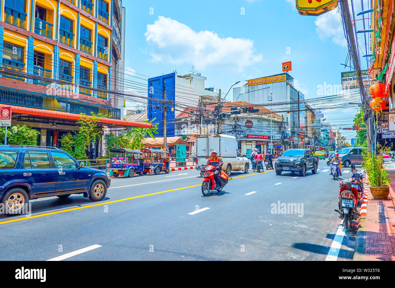 BANGKOK, Tailandia - 22 Aprile 2019: La scena urbana della parte centrale della città con vetture di equitazione in Phra Sumen Road, il 22 aprile a Bangkok Foto Stock