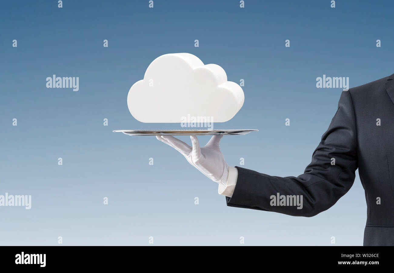 Uomo d'affari offrendo nuvola bianca sul vassoio d'argento su sfondo blu Foto Stock