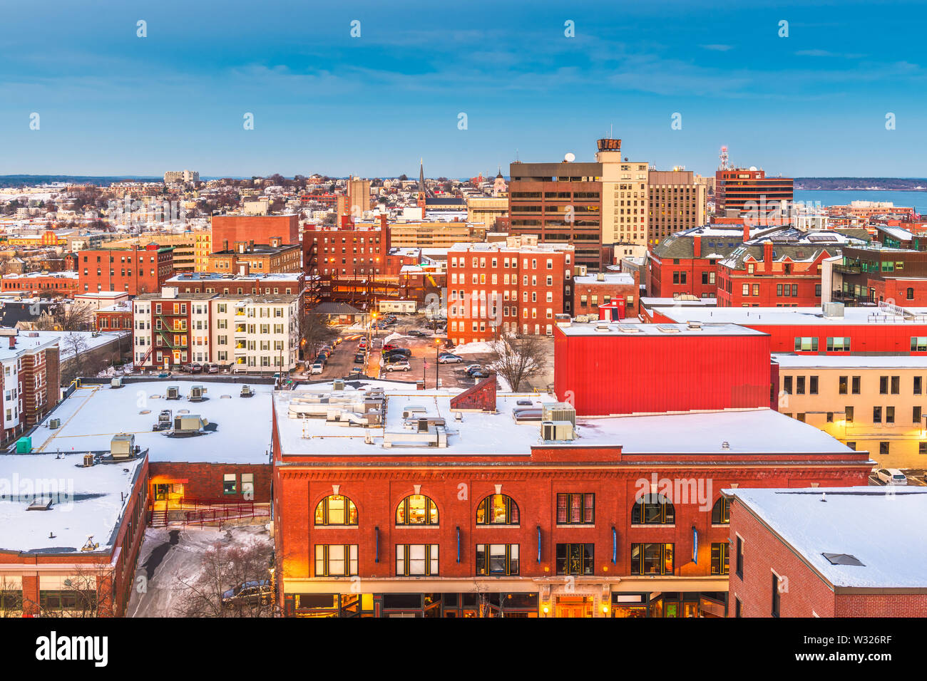 Portland, Maine, Stati Uniti d'America skyline del centro al crepuscolo in inverno. Foto Stock