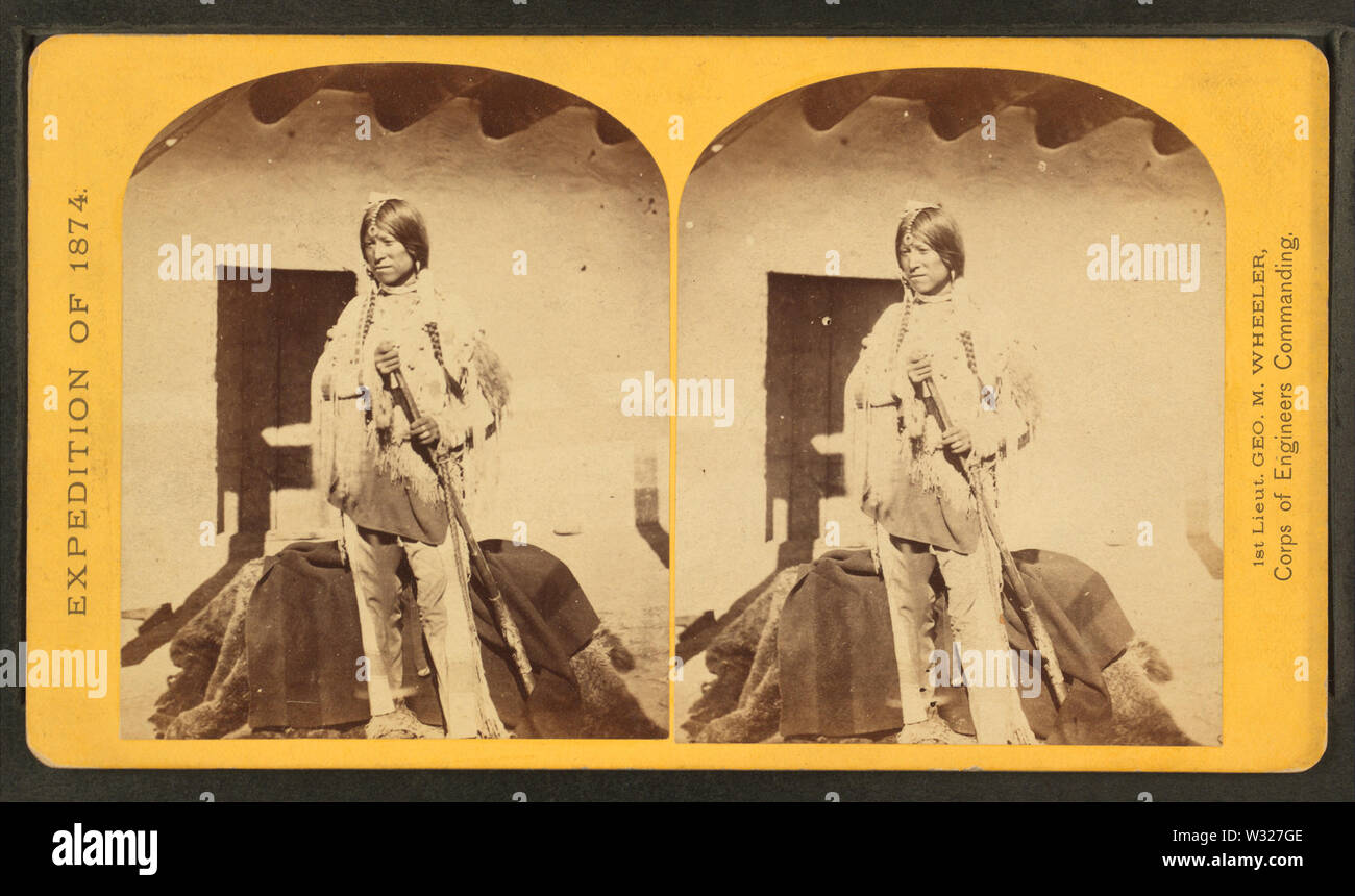 Shee-zah-nan-tan, Jicarilla Apache brave in costume caratteristico, New Mexico settentrionale, da O'Sullivan, Timothy H, 1840-1882 5 Foto Stock