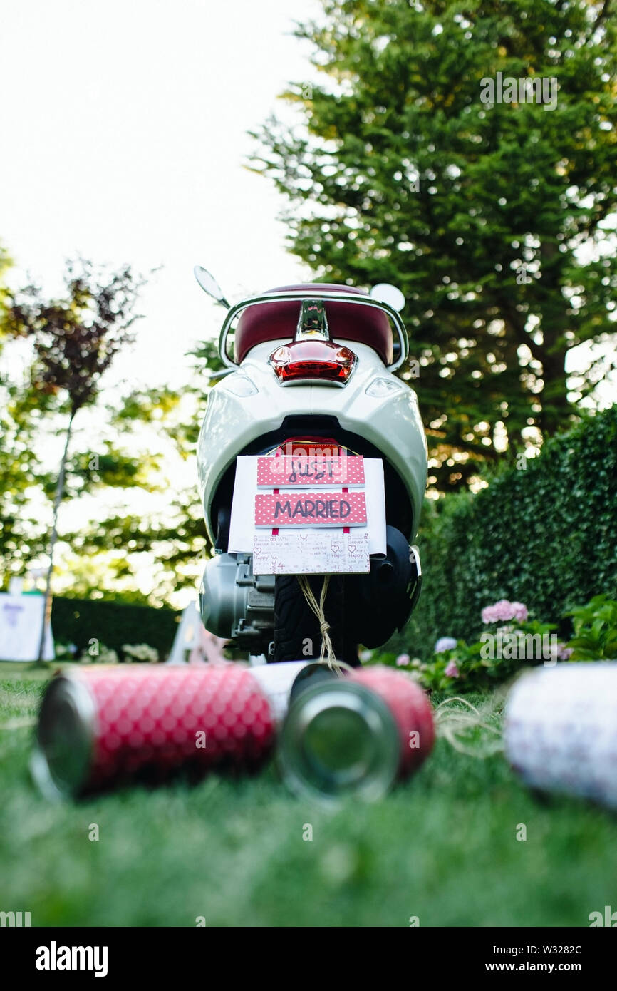 Decorate lattine legate con funi ad una moto per celebrare il matrimonio di  un giovane il giorno delle nozze Foto stock - Alamy