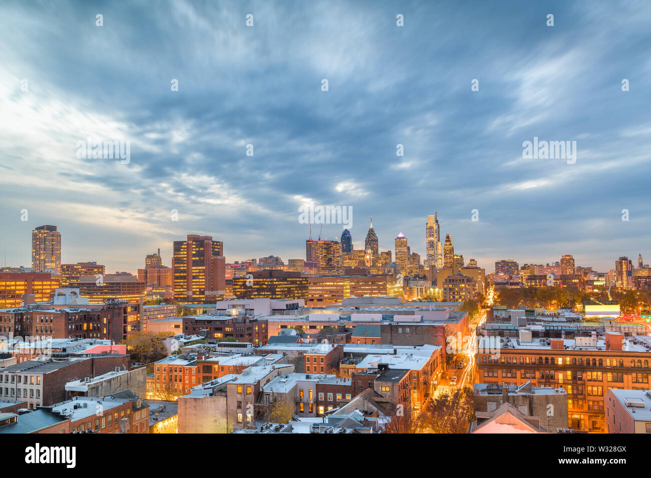 Philadelphia, PA, Stati Uniti d'America tetto skyline al tramonto. Foto Stock