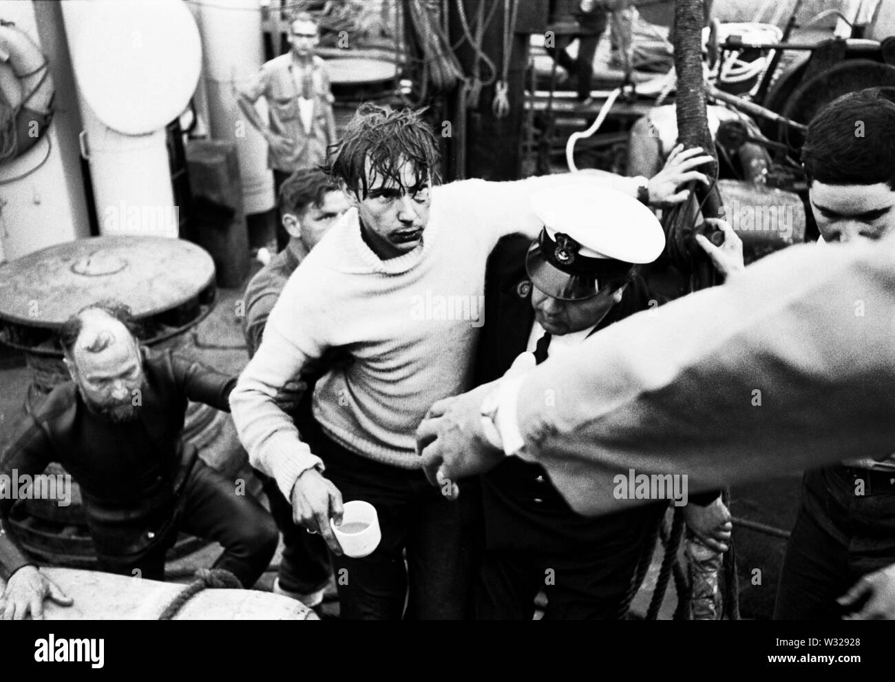 AJAXNETPHOTO. 03 luglio, 1971. GOSPORT, Inghilterra. - ROBERT CROXON, uno dei tre membri di equipaggio intrappolati nel sottomarino HMS ARTEMIS quando è affondato a fianco della banchina HMS DOLPHIN 2ND LUGLIO,1972, è aiutato a terra. Tutti e tre gli equipaggi sono state correttamente salvato dalla nave affondata. Foto:JONATHAN EASTLAND/AJAX. REF:ARTEMIS 1971 2 Foto Stock