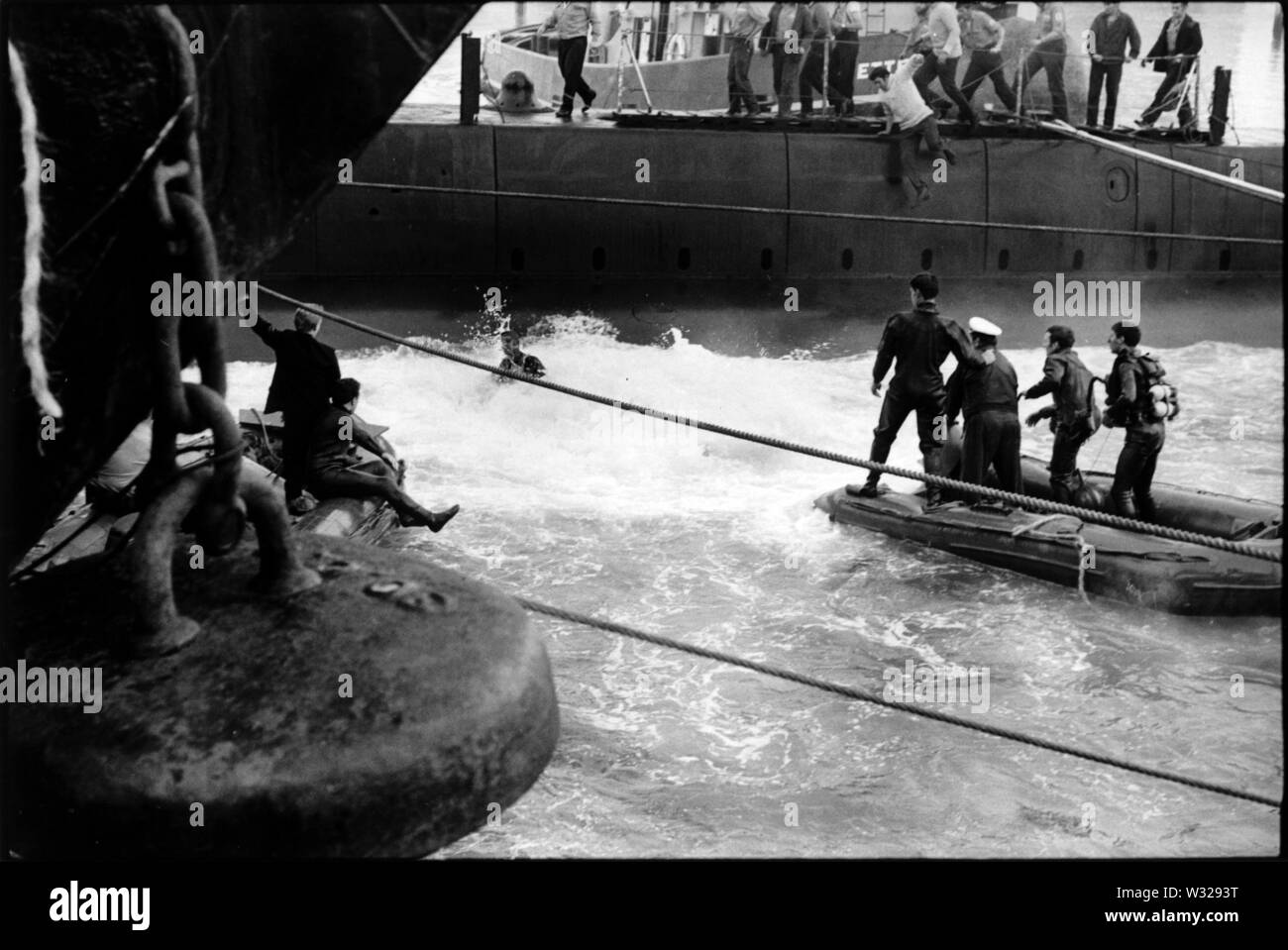 AJAXNETPHOTO. - 03 luglio, 1971. GOSPORT, Inghilterra. - Salvato! - Uno dei tre membri di equipaggio intrappolati nel sottomarino HMS ARTEMIS quando è affondato a fianco della banchina HMS DOLPHIN 2ND LUGLIO,1972, Razzi per la superficie in un esplosione di schiuma. Tutti e tre gli equipaggi sono state correttamente salvato dalla nave affondata. Foto:JONATHAN EASTLAND/AJAX. REF:ARTEMIS 1971 1 Foto Stock