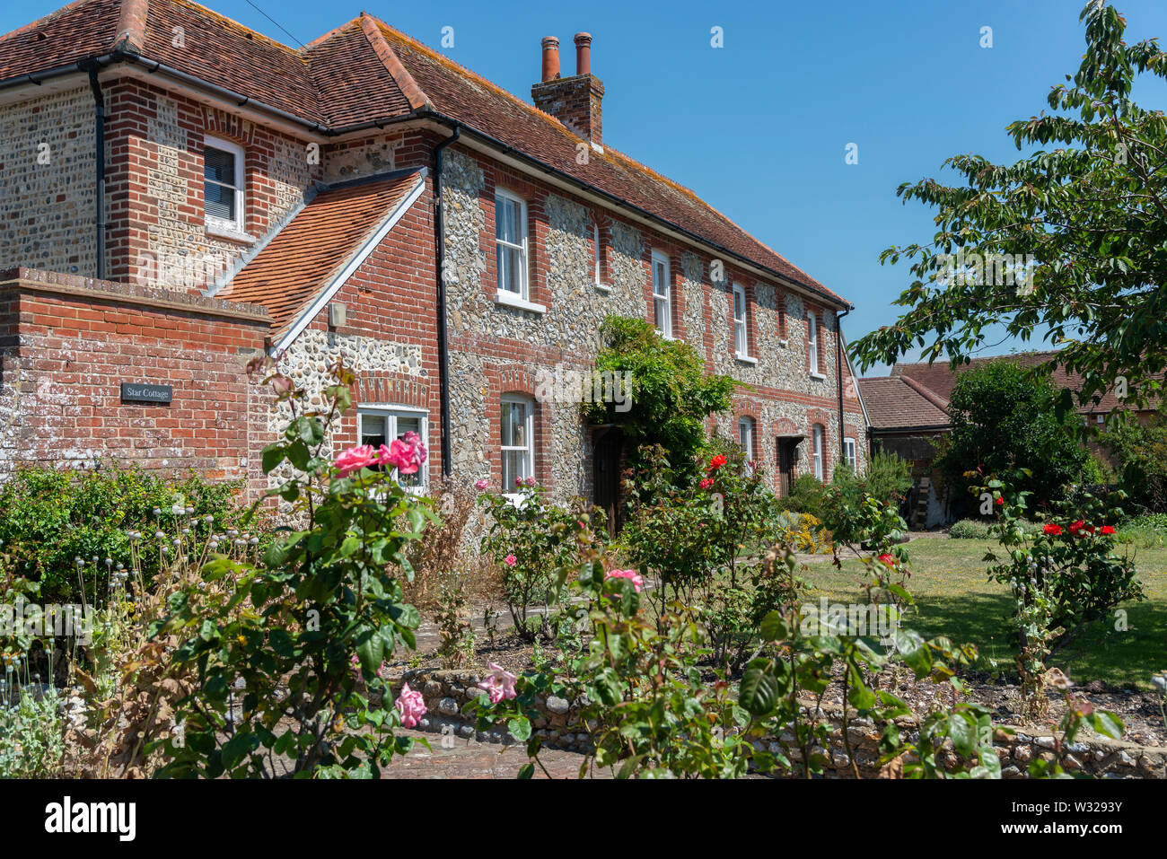 Cottage di Flint nel villaggio sul mare di West Wittering, Nr. Chichester, West Sussex, in Inghilterra, Regno Unito Foto Stock