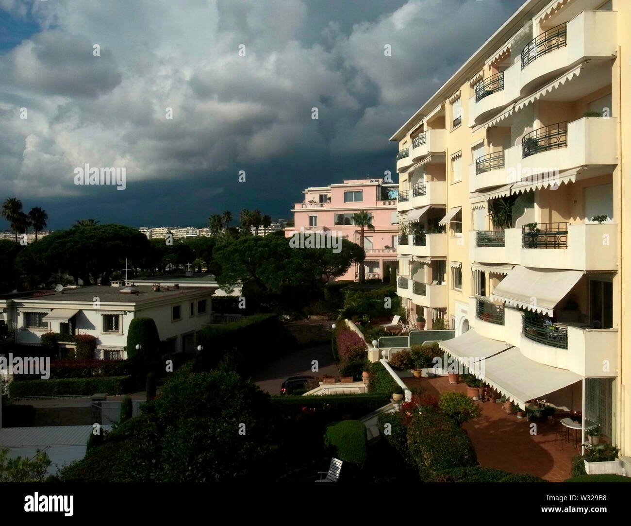 AJAXNETPHOTO. 2017. CANNES, Francia. - BAY VIEW - appartamento residenziale blocchi con vedute di La Croisette e la baia di Cannes.foto:JONATHAN EASTLAND/AJAX REF:GR172302 5453 Foto Stock