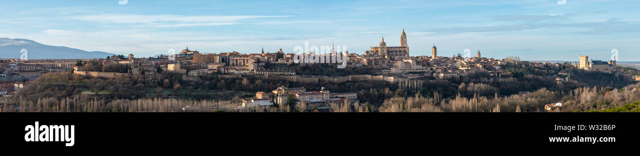 Un ultra ampia panoramica di Segovia, in Spagna con le mura della città e la cattedrale dal Mirador de La Lastrilla Foto Stock