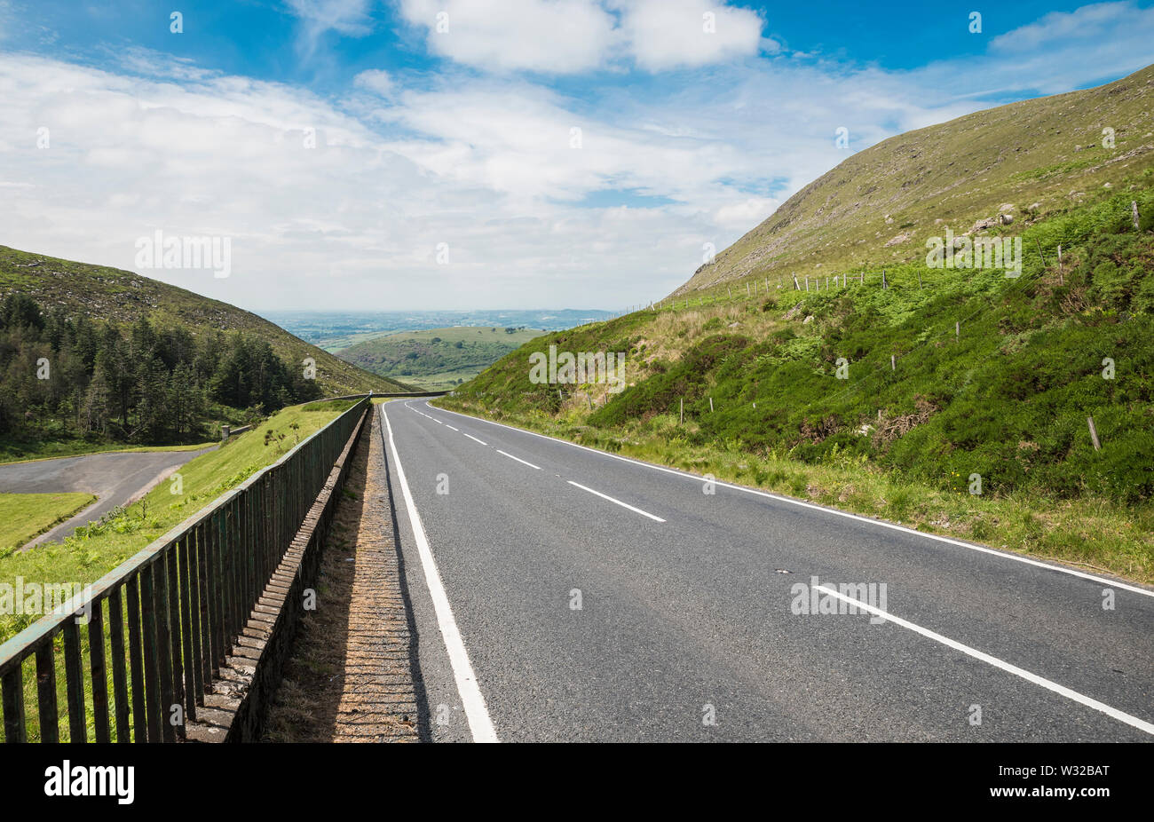 Vista verso ovest dalla strada che passa la diga di Spelga, le montagne di Mourne, County Down, Irlanda del Nord Foto Stock