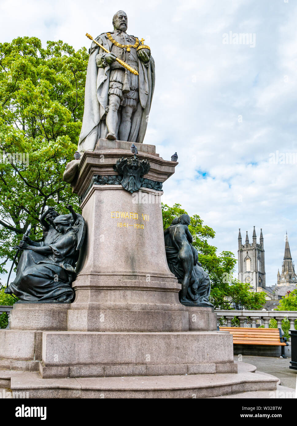 Re Edwrad VII, Peterhead scultura di granito progettato da Alfred Drury scolpito da Giacomo Filippo, Union Street, Città di Aberdeen, Scozia, Regno Unito Foto Stock