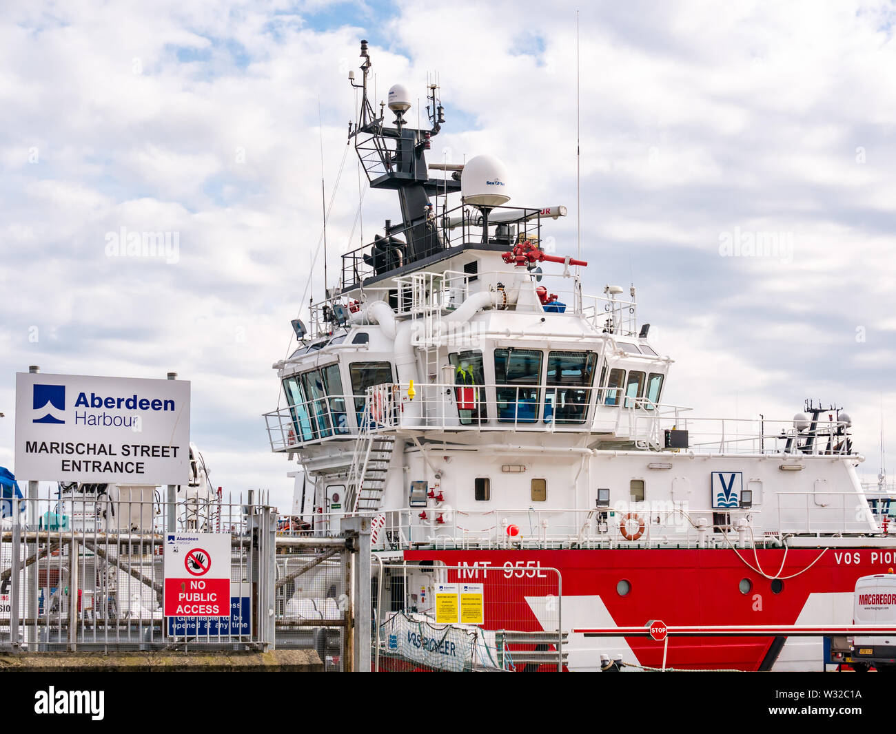 Marischal ingresso dalla strada con nessuna voce cartelli di avvertimento, Aberdeen harbour con VOS Pioneer alimentazione olio nave ormeggiata in banchina, Aberdeen Scotland, Regno Unito Foto Stock