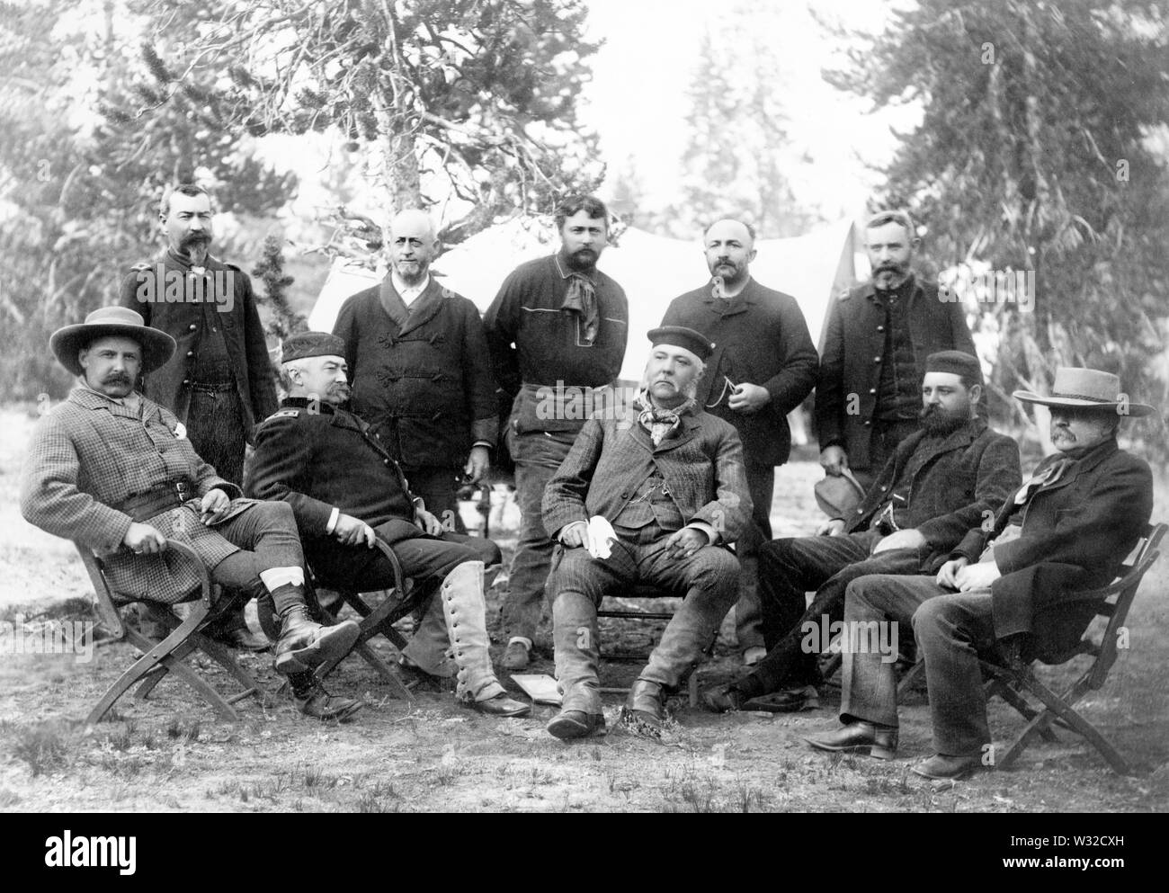 Stati Uniti Presidente Chester A. Arthur e i membri della sua spedizione al Parco Nazionale di Yellowstone, da sinistra a destra: John Schuyler Crosby, Lt. Col. Michael V. Sheridan. Lt. Gen. Philip H. Sheridan, Anson Stager, non identificato, Presidente Arthur , non identificato non identificato, Robert Todd Lincoln e George G. giubbotto, Upper Geyser Basin, Wyoming usa, fotografia di Frank Jay Haynes, 1883 Foto Stock