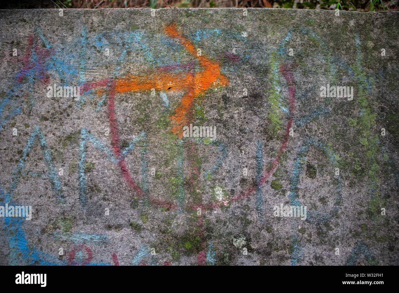 In prossimità di una freccia di direzione dipinta su un muro di cemento Foto Stock