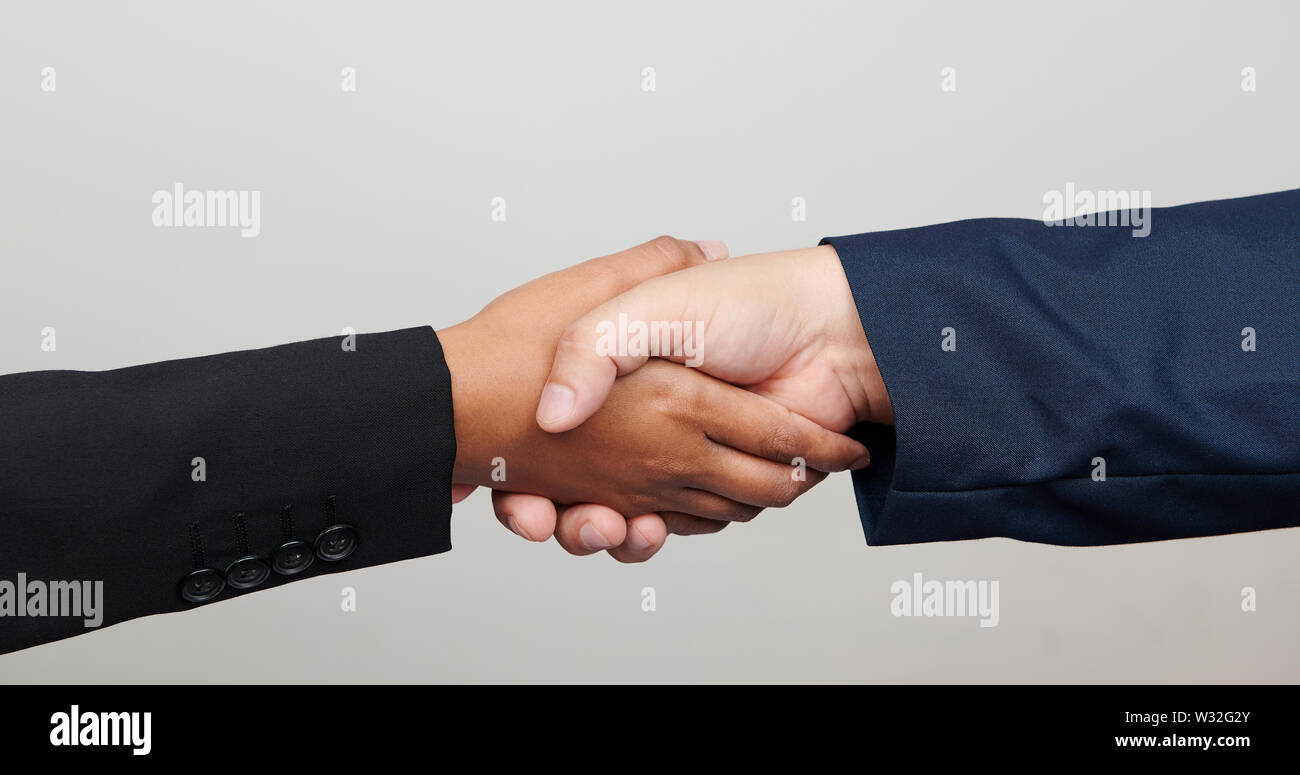 Stretta di mano del popolo multirazziale isolati su sfondo bianco Foto Stock