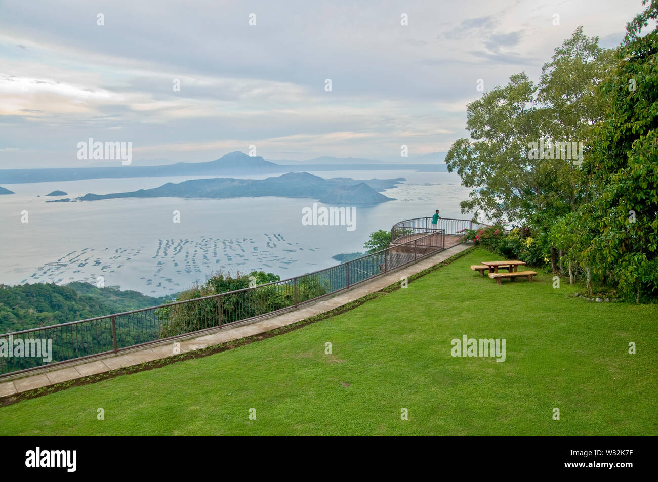Una vista del Lago Taal e Vulcano dal giardino di una casa di campagna a Tagaytay. La seconda estate di capitale delle Filippine a causa del clima più fresco. Foto Stock