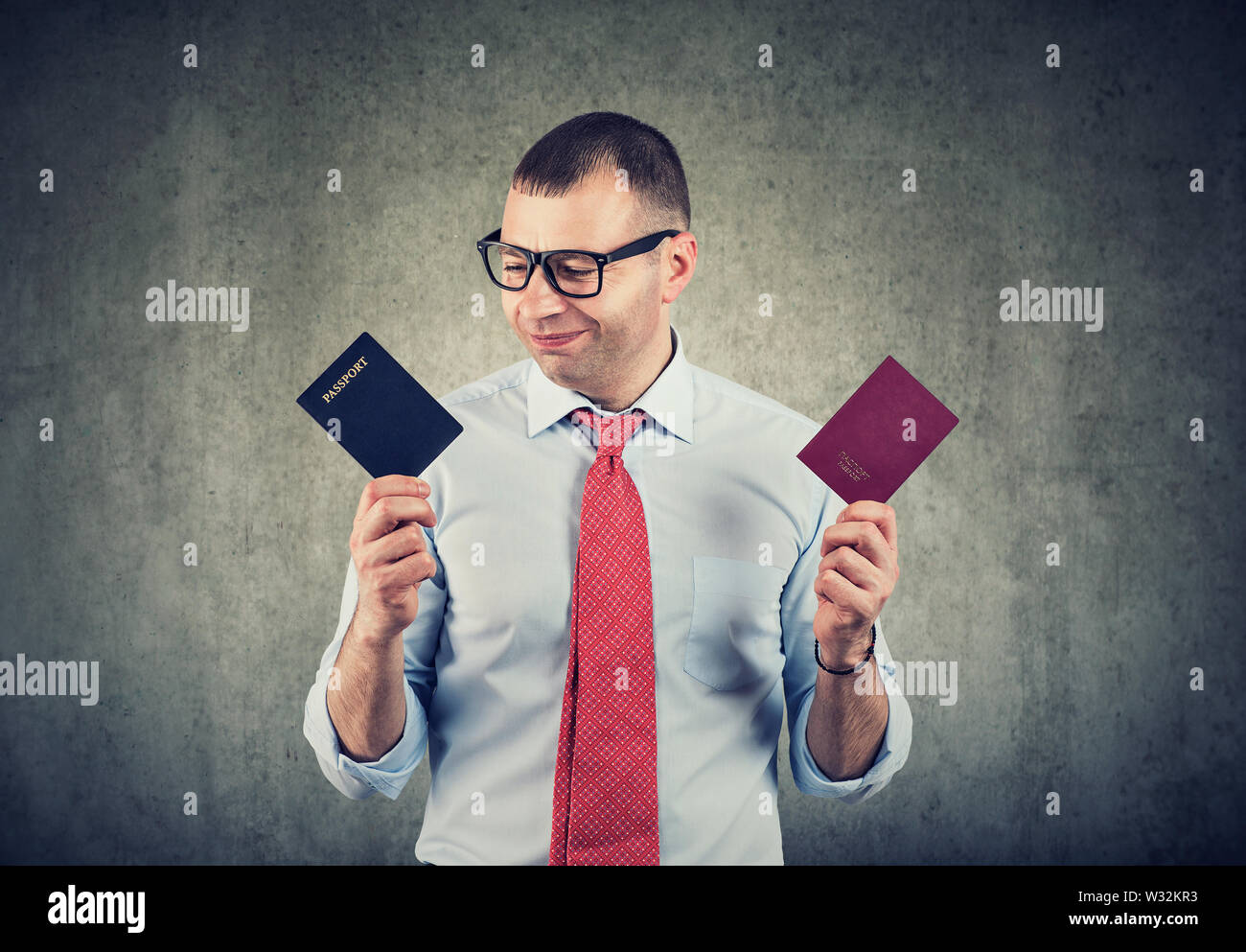 Happy businessman con due passaporti, doppia cittadinanza Foto Stock