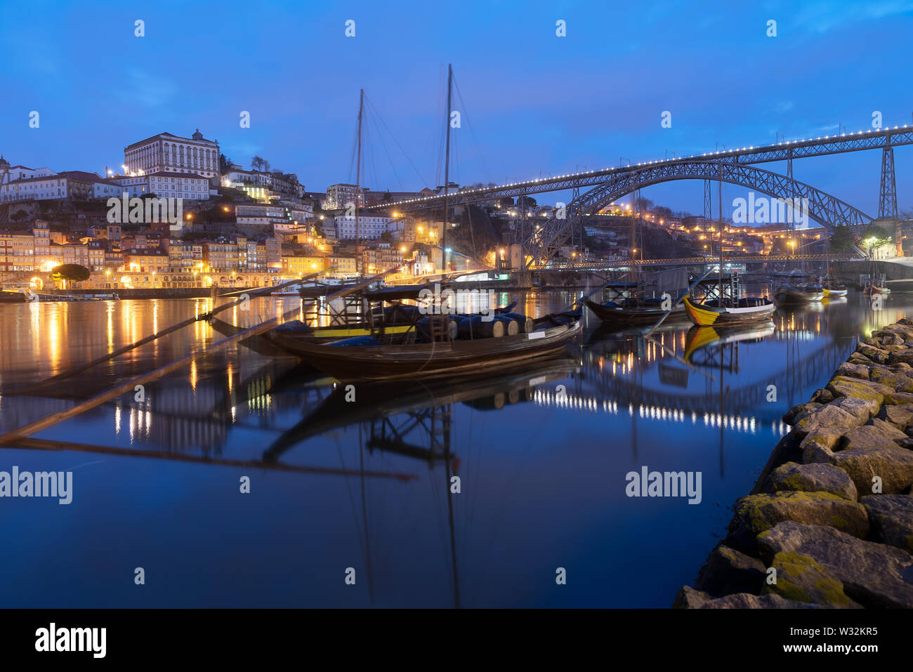 Fiume Douro e tradizionale Rabelo a Porto, Portogallo Foto Stock