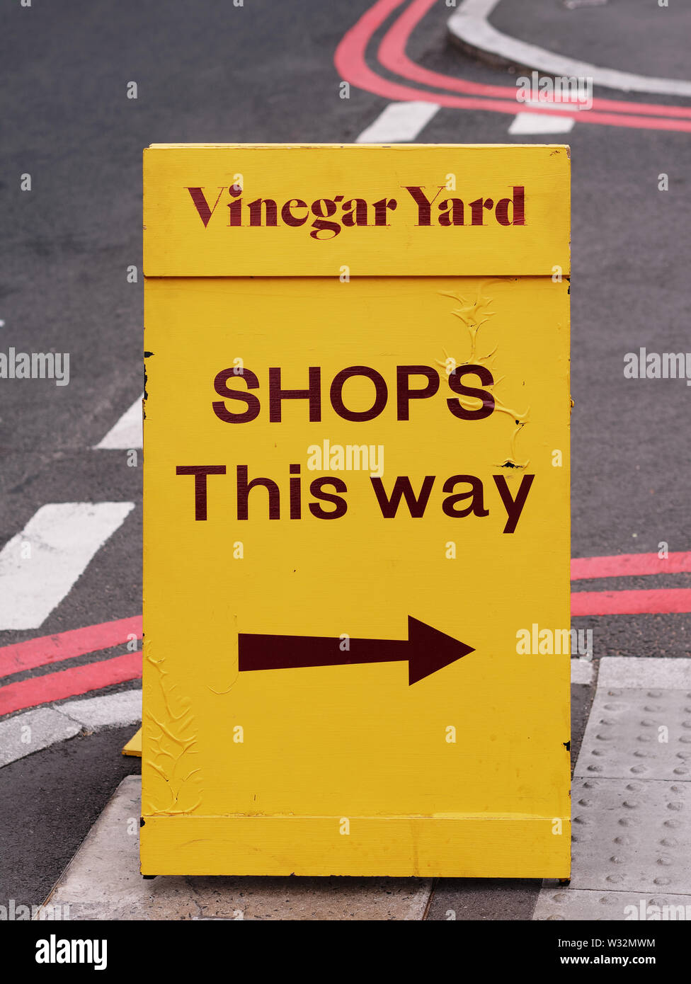 Cartello giallo del cantiere di aceto in una strada a Londra, indicando il modo per i negozi vintage. Foto Stock