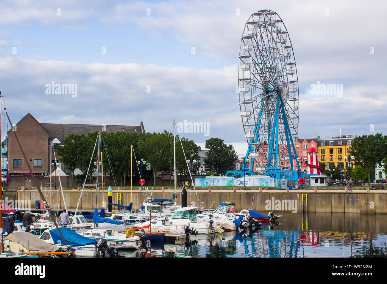 11 luglio 2019 una temporanea grande ruota panoramica Ferris presso il lungomare marina in Bangor County down Irlanda del Nord su una mite sera d'estate Foto Stock