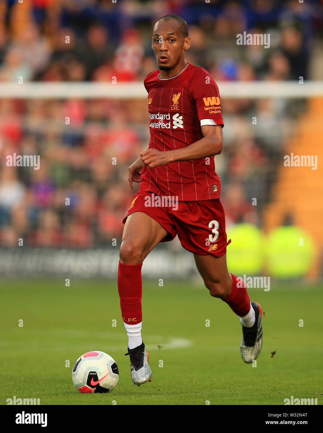 Prenton Park, Birkenhead, Wirral, Regno Unito. 11 luglio 2019. La pre-stagione amichevole calcio, Tranmere contro il Liverpool; Officina Fabinho di Liverpool corre in avanti con la palla Credit: Azione Plus immagini di sport/Alamy Live News Foto Stock