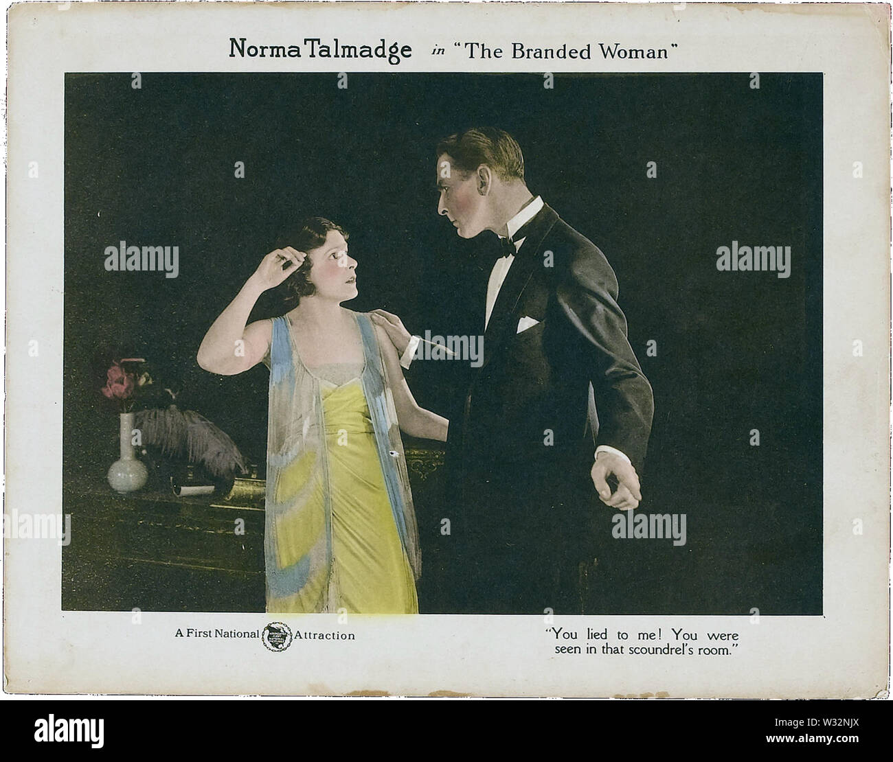 La lobby card per il film americano la donna di marca. Foto Stock