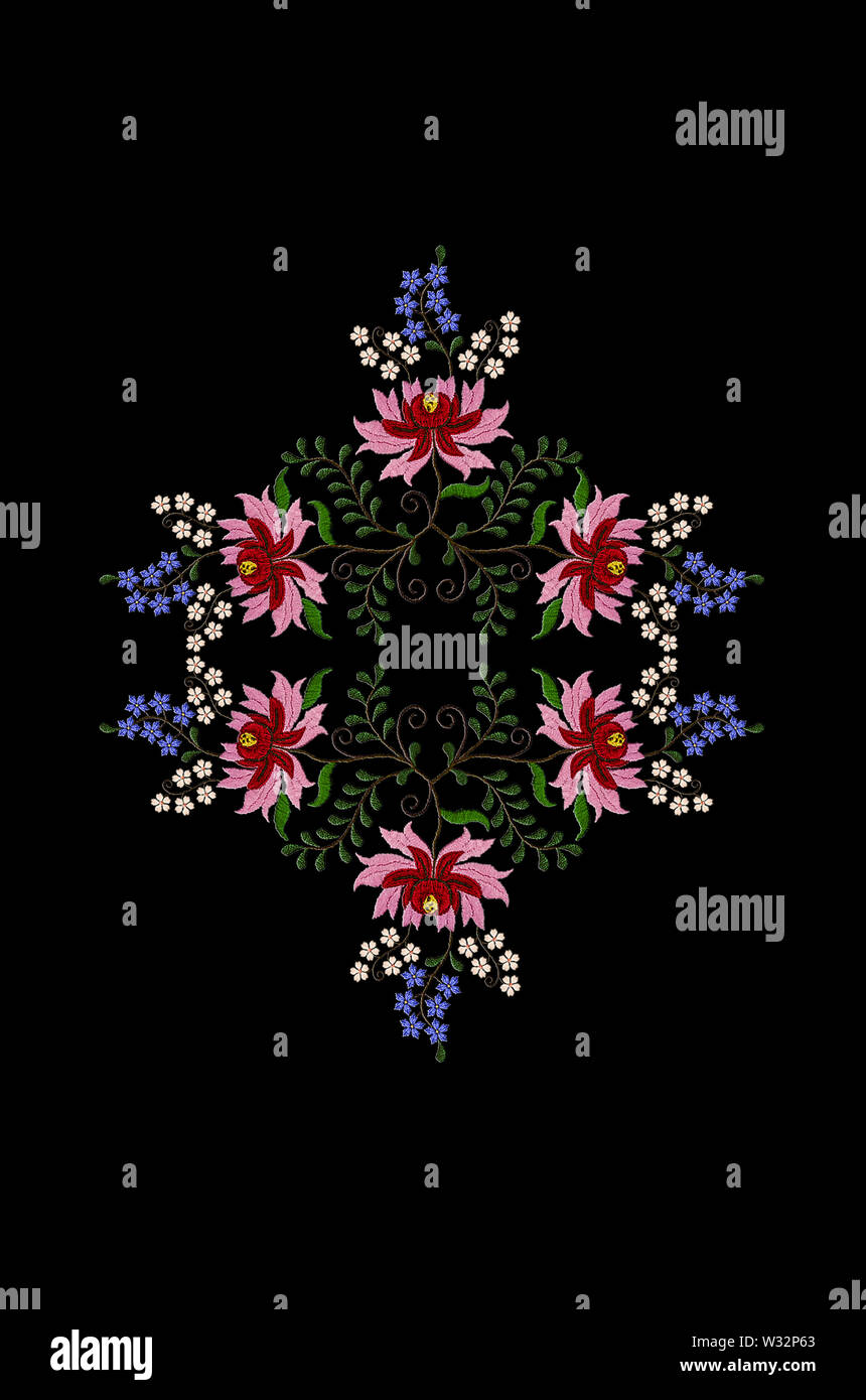 Sfondo nero per ricamo pattern del bouquet di blu e bianco fiori sui rami ritorti con foglie e fiori stilizzati del rosso e del rosa pet Foto Stock