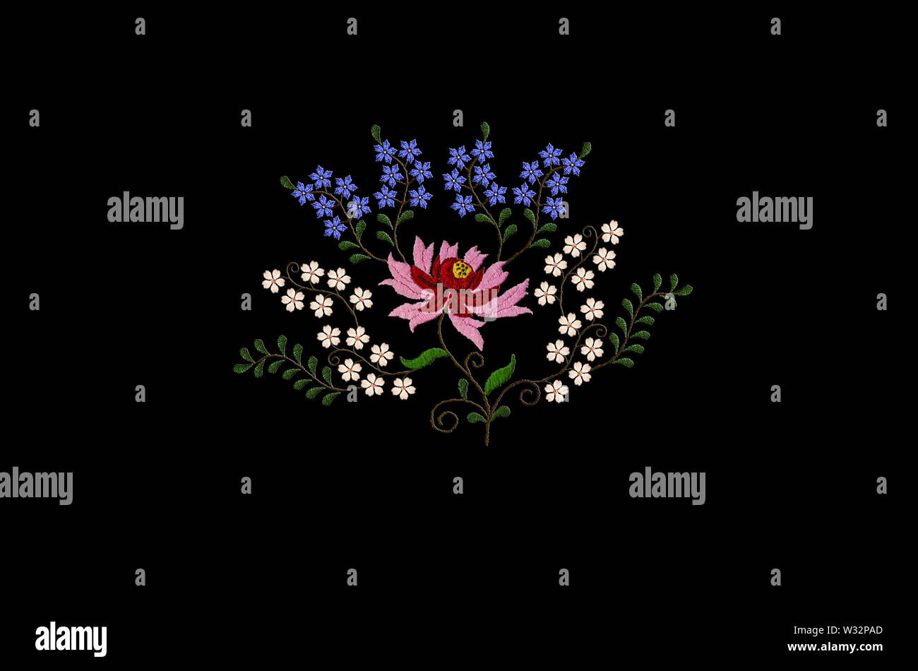 Sfondo nero con ricamato stilizzata grande fiore con rosso e petali di rosa e piccoli blu e bianco fiori sui rami ritorti con foglie Foto Stock