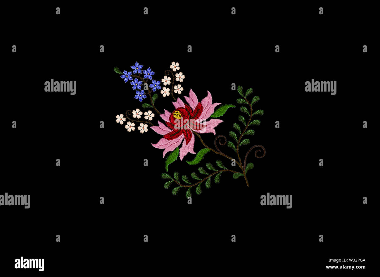 Sfondo nero con ricamato piccolo blu e bianco fiori sui rami ritorti con foglie accanto a un grande fiore di colore rosso e petali di rosa Foto Stock
