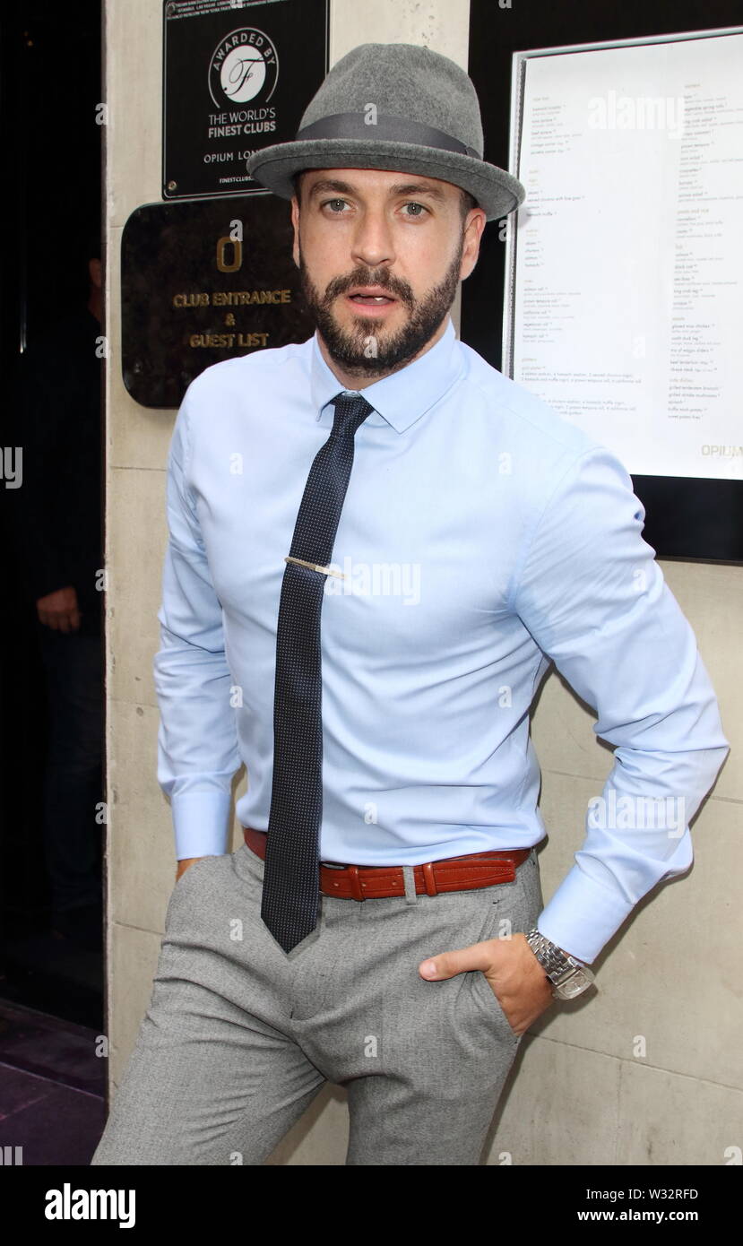 Shayne Ward assiste il Paolo Strank Charitable Trust Summer Party presso l'Oppio night club, Rupert Street a Londra. Foto Stock