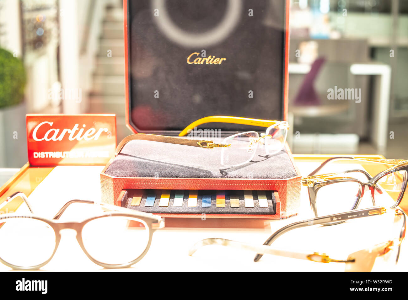 Ginevra, Svizzera, marzo 2019, Cartier occhiali da sole sul display per la  vendita, collezioni di occhiali, elegante e senza tempo e originale, occhiali  Cartier Foto stock - Alamy