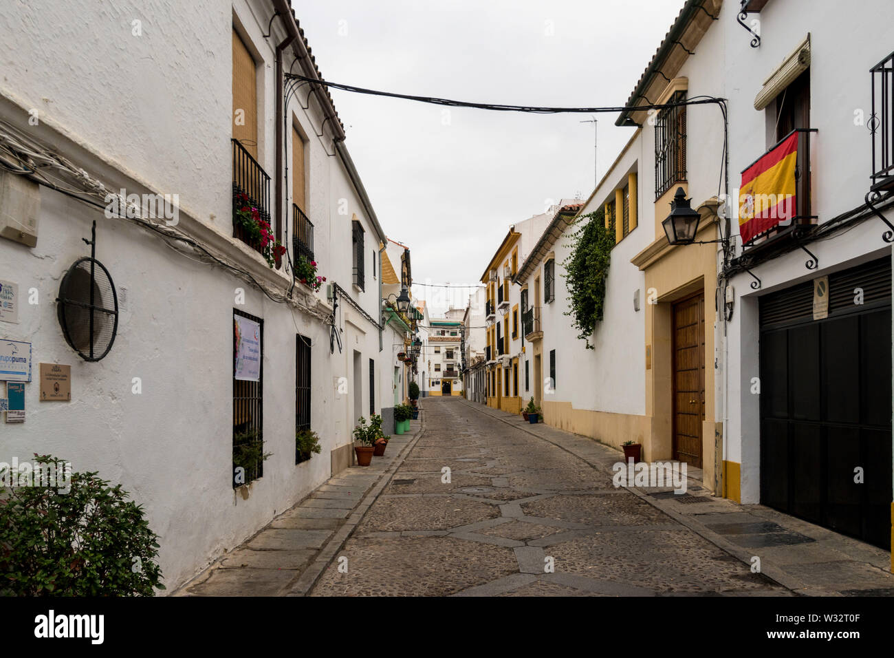 Una tipica cittadina spagnola strada residenziale di Cordoba e un grande esempio del pueblo blanco (villaggio bianco) aree in Andalusia Foto Stock