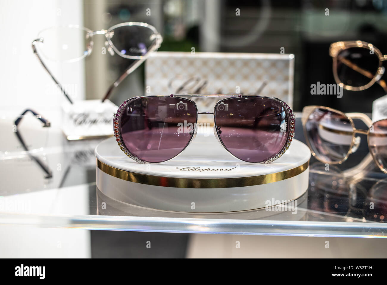 Ginevra, Svizzera, marzo 2019, Chopard gli occhiali da sole sul display per  la vendita, collezioni di occhiali, elegante e senza tempo Chopard  originali bicchieri Foto stock - Alamy