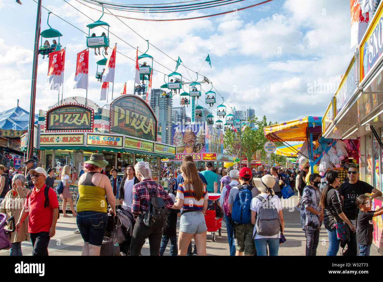 CALGARY, Canada - 9 Luglio 2019: una folla riempito la strada sulla via Olimpica se l'annuale Calgary Stampede evento. La Calgary Stampede è spesso chiamato Foto Stock