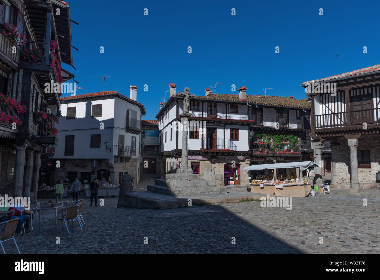 La piazza centrale del villaggio di la piscina, Las Hurdes, Salamanca, Spagna, 26 maggio 2019 Foto Stock