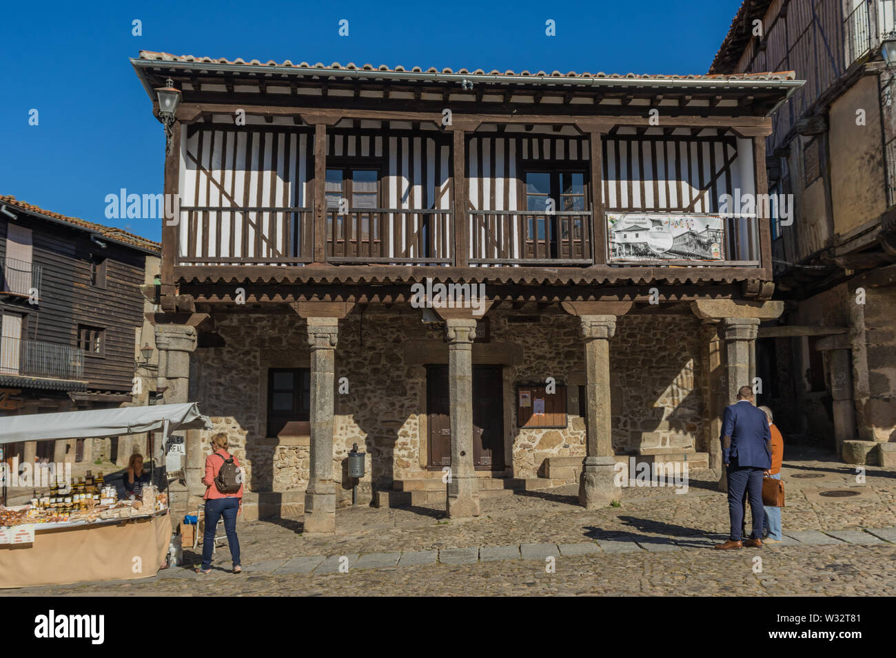 Casa con balconi e arcate in quello di Alberca, Las Hurdes, Salamanca, Spagna, 26 maggio 2019 Foto Stock