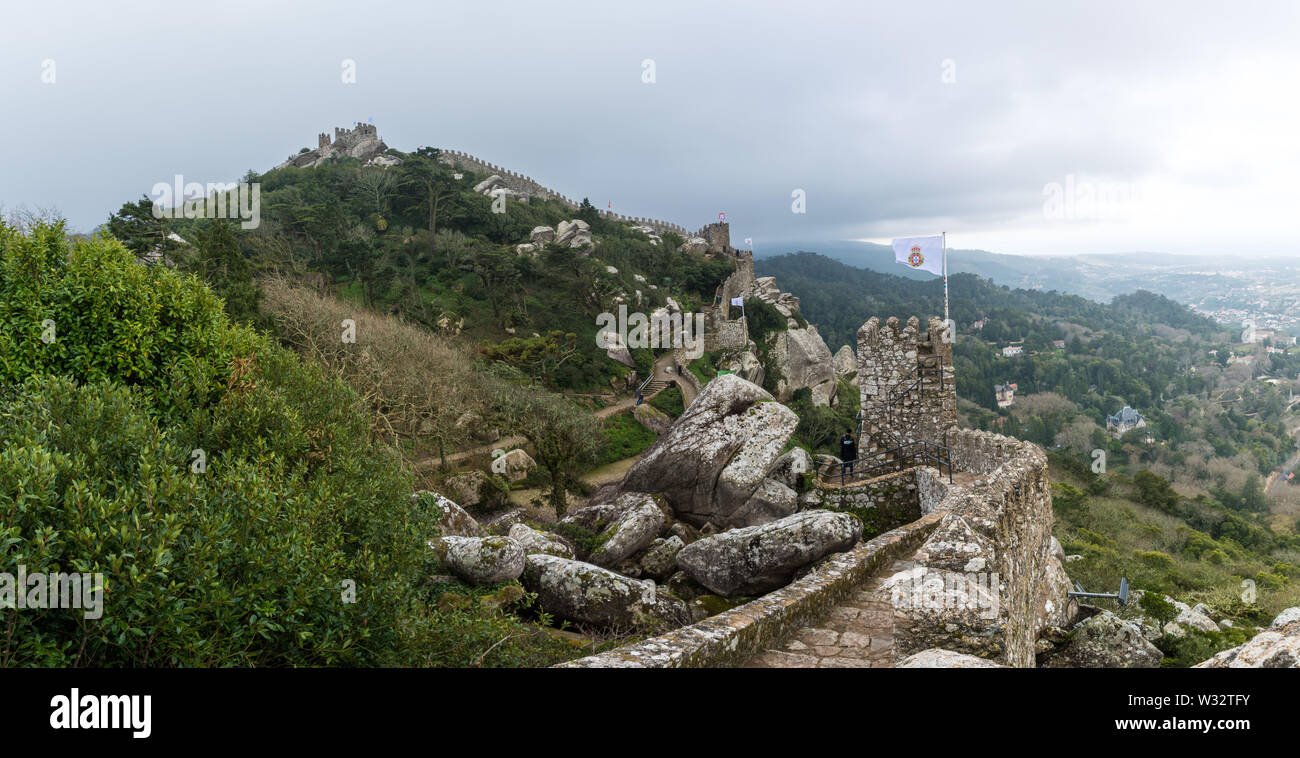 Il Castello dei Mori, una collina del castello medievale situato a Sintra, Portogallo, costruito dai mori e fu un punto strategico durante la Reconquista Foto Stock