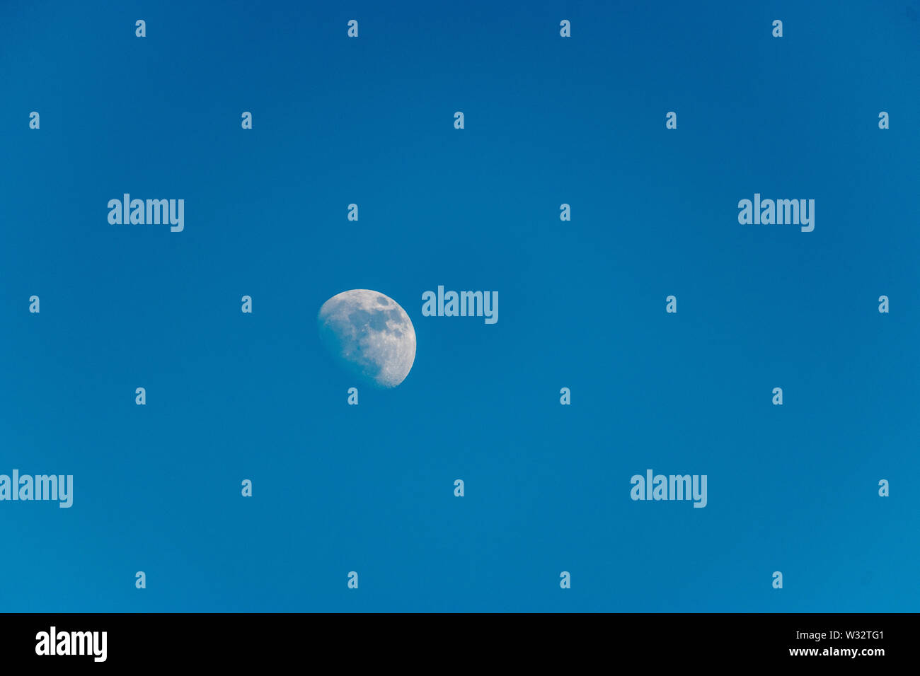 Una foto della luna nel cielo Foto Stock
