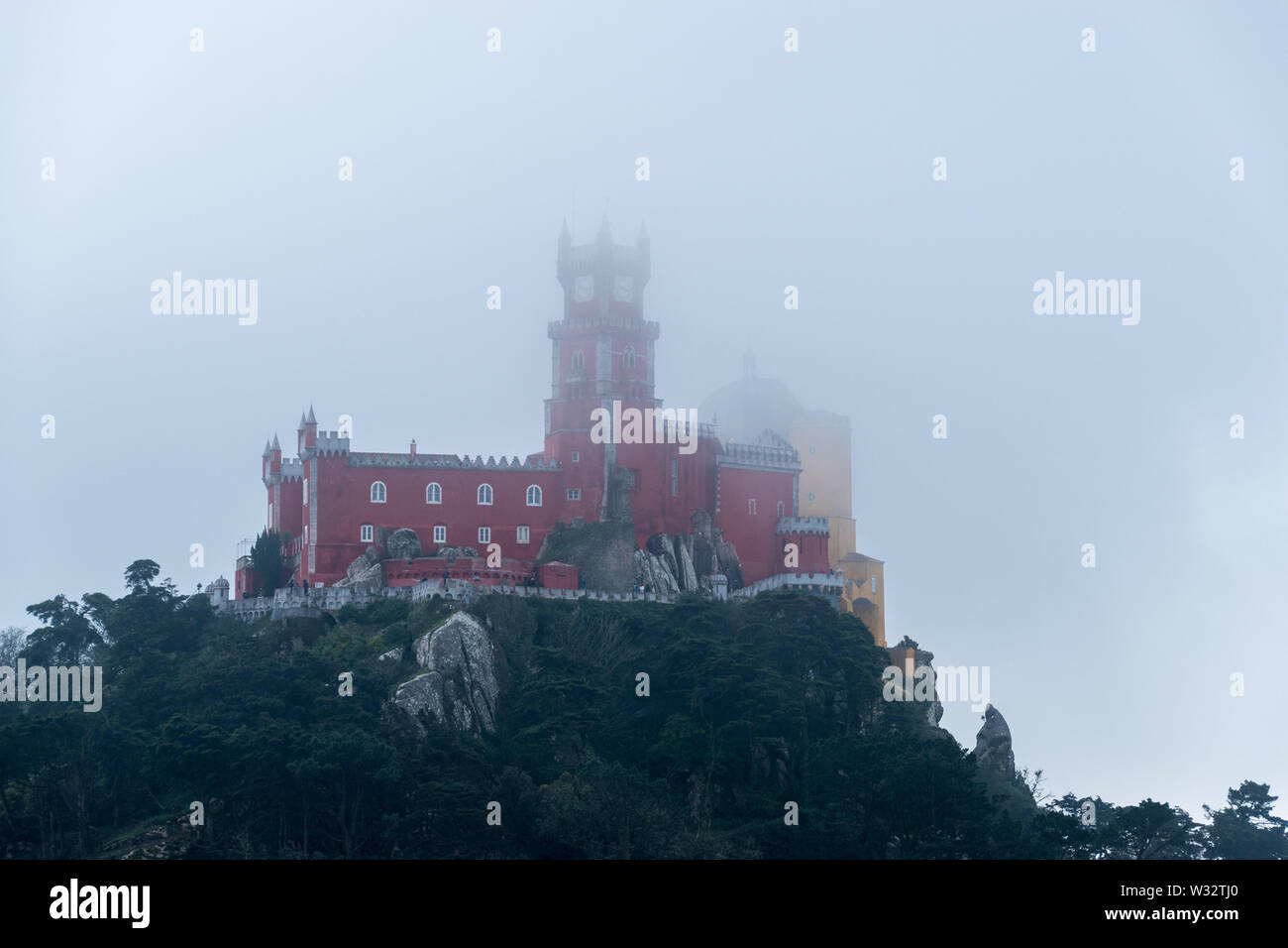Il Palazzo della pena durante la nebbia in Sintra, Portogallo Foto Stock
