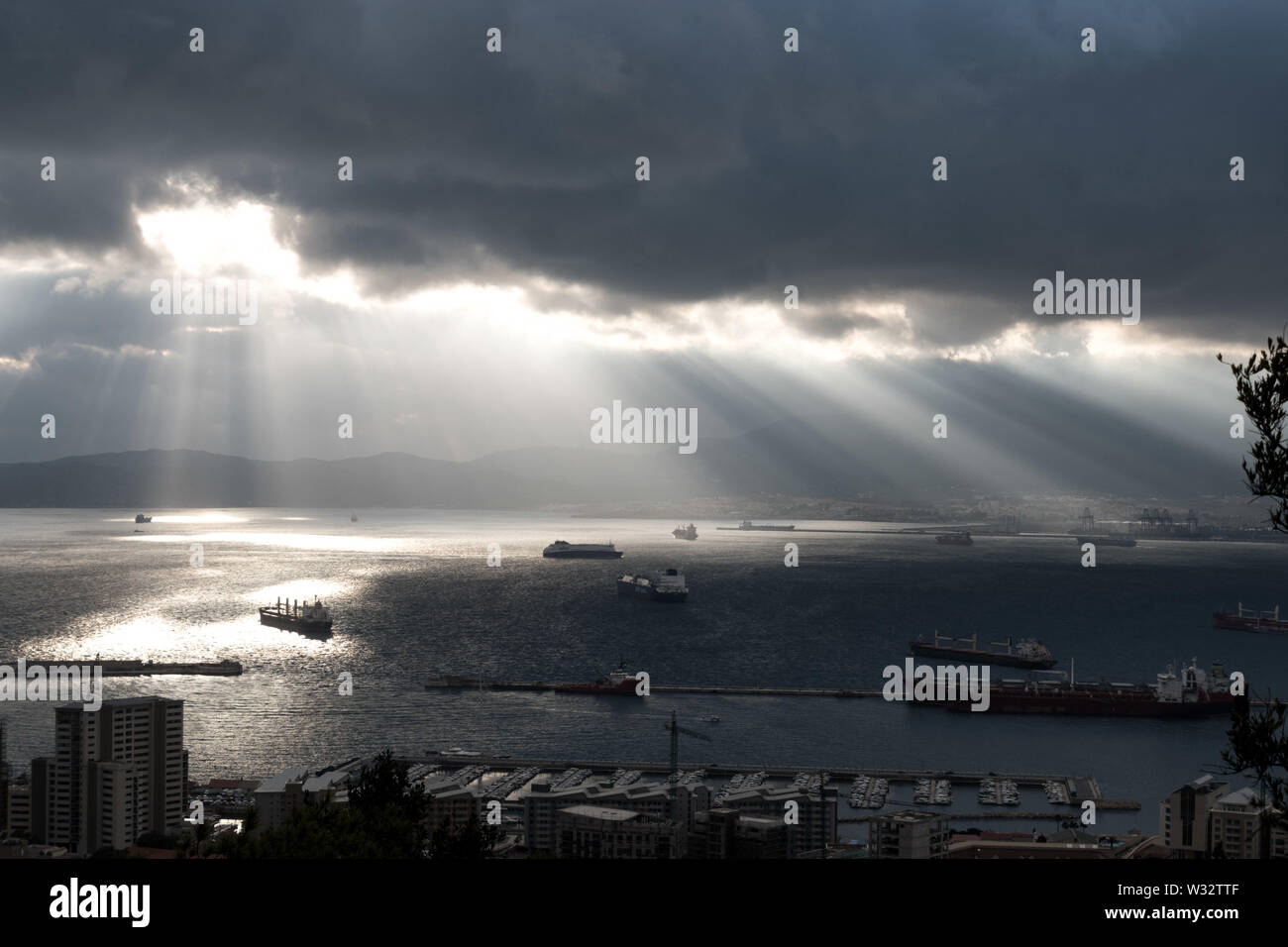 Una vista panoramica del porto industriale città di Algeciras presi dalla Rocca di Gibilterra durante un cielo nuvoloso Foto Stock