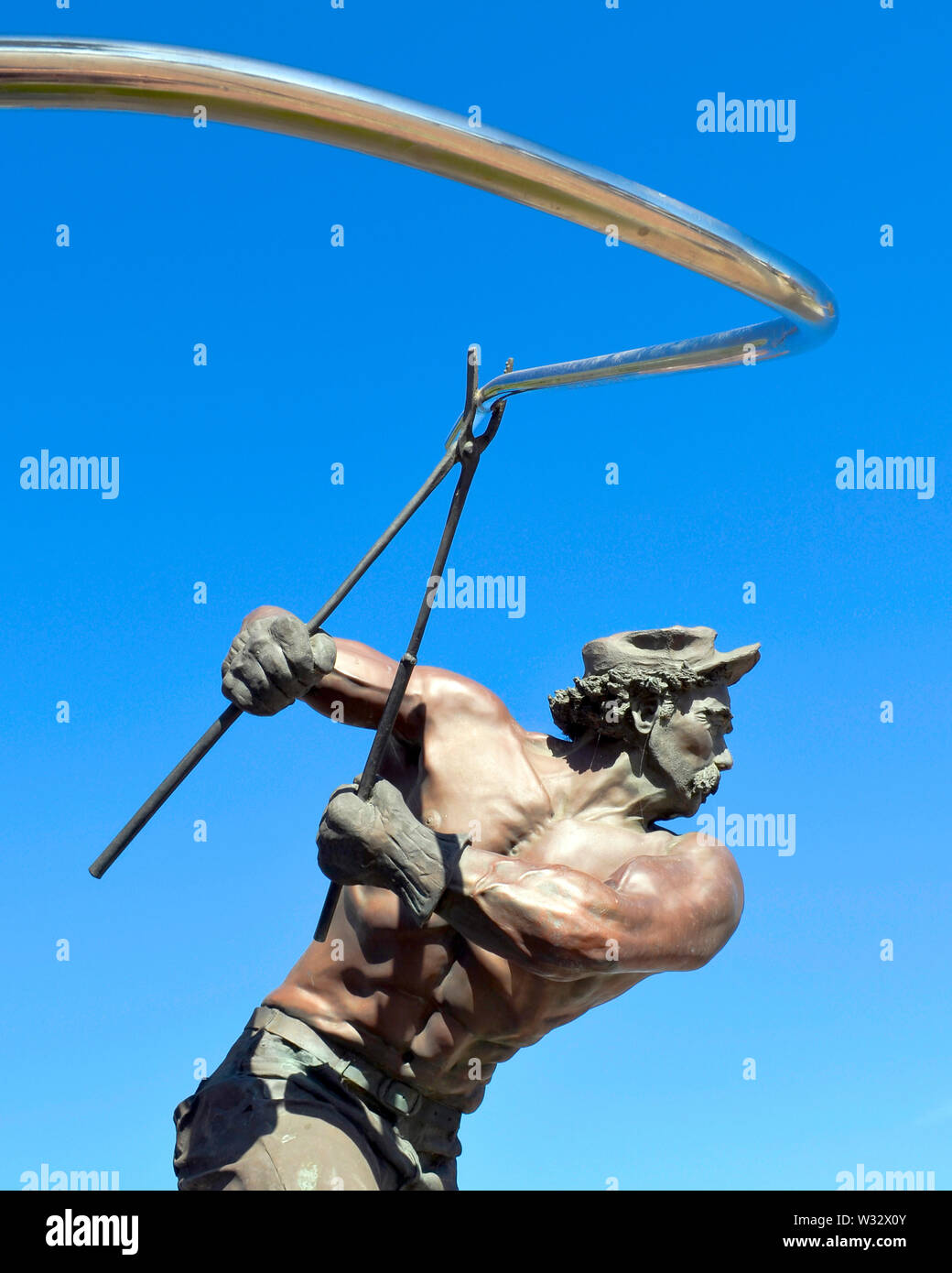 Statua di bronzo di uomo muscoloso formando un tondino di acciaio negli Stati Uniti/acciaio POSCO, Pittsburg, CA, Stati Uniti d'America, Corea del Sud, statua dello scultore Frank Vitale,1993 Foto Stock