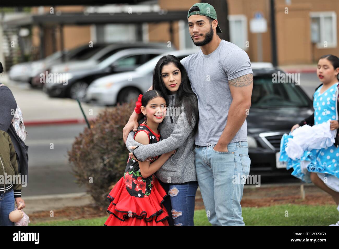 La famiglia ispanica di Santa Maria californiana Elks sfilano con la figlia che sta marciando per una vacanza Foto Stock