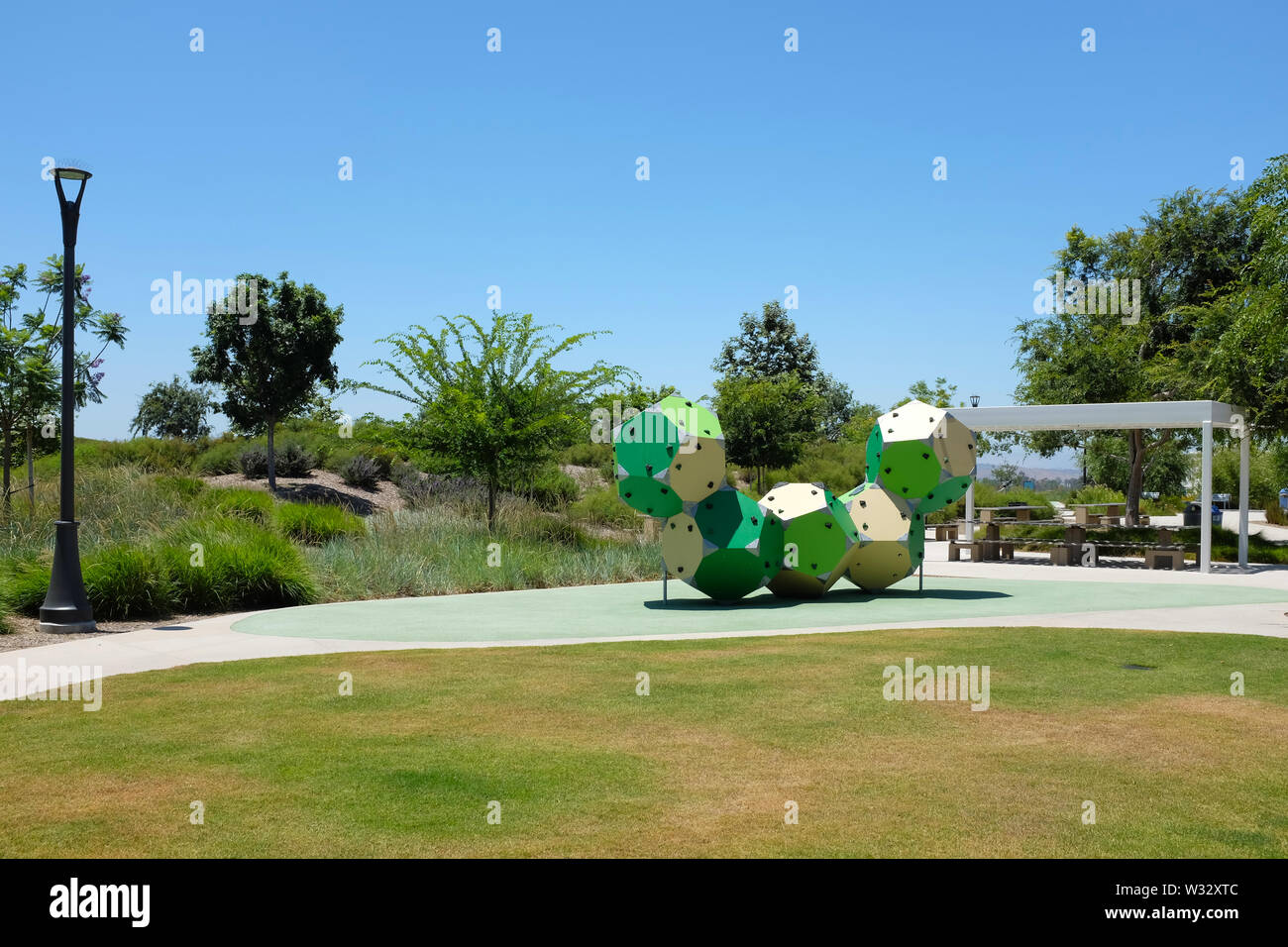 IRIVNE, CALIFORNIA - Luglio 11, 2019: cubetti di arrampicata presso l'area giochi per bambini in Bosque Area della Orange County Great Park. Foto Stock