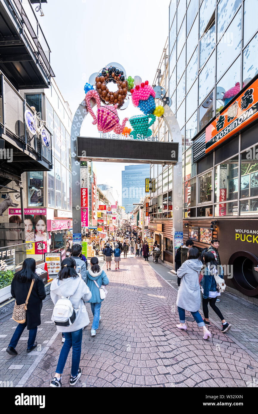 Tokyo, Giappone - 2 Aprile 2019: Famosi Takeshita street road in Harajuku con la folla di persone a piedi dal ristorante negozi i negozi degli edifici da ingresso a Foto Stock