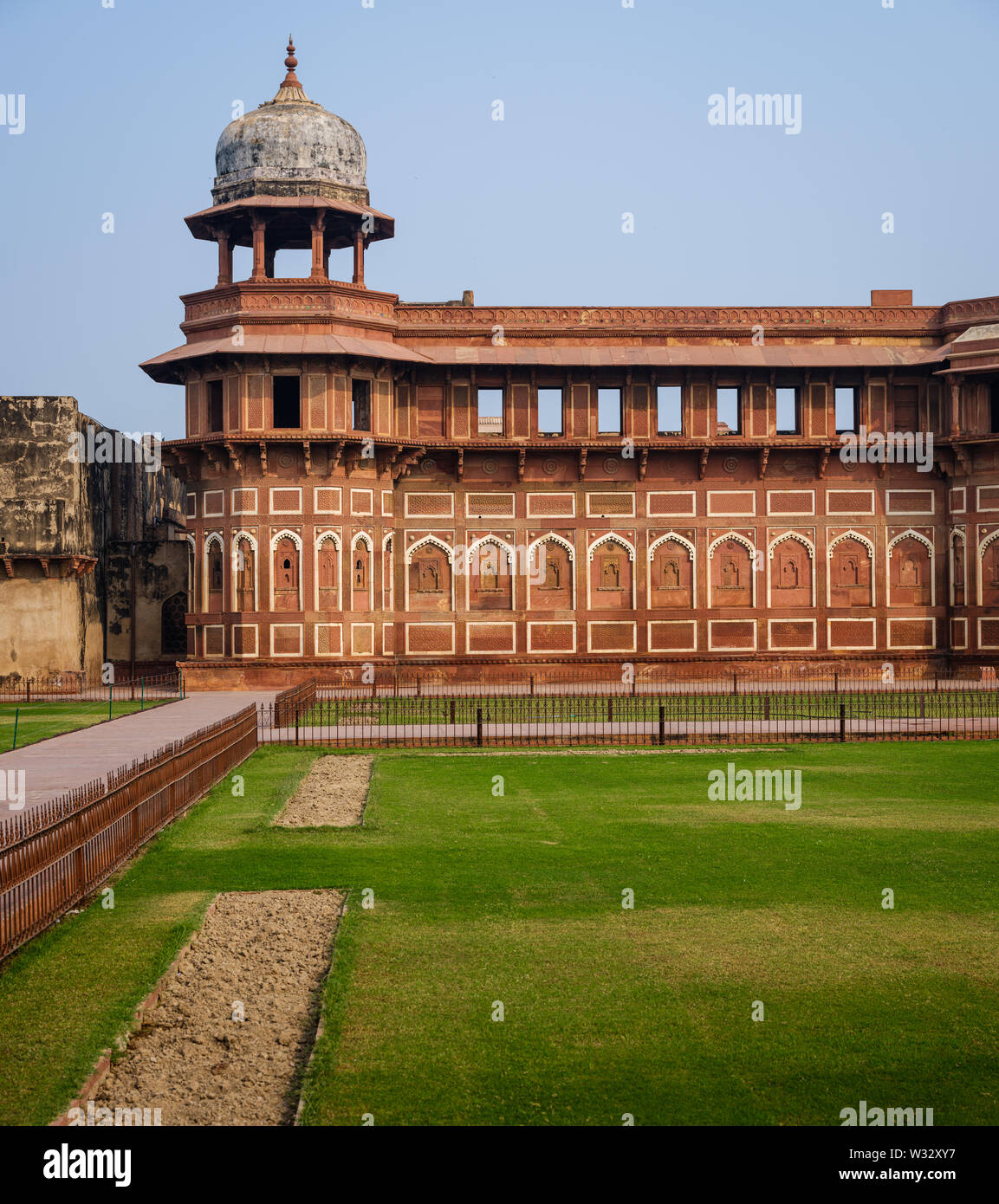 AGRA, INDIA - CIRCA NOVEMBRE 2018: Vista di fort di Agra. Si tratta di una fortezza storica nella città di Agra in India. È stata la residenza principale del processore EMP Foto Stock