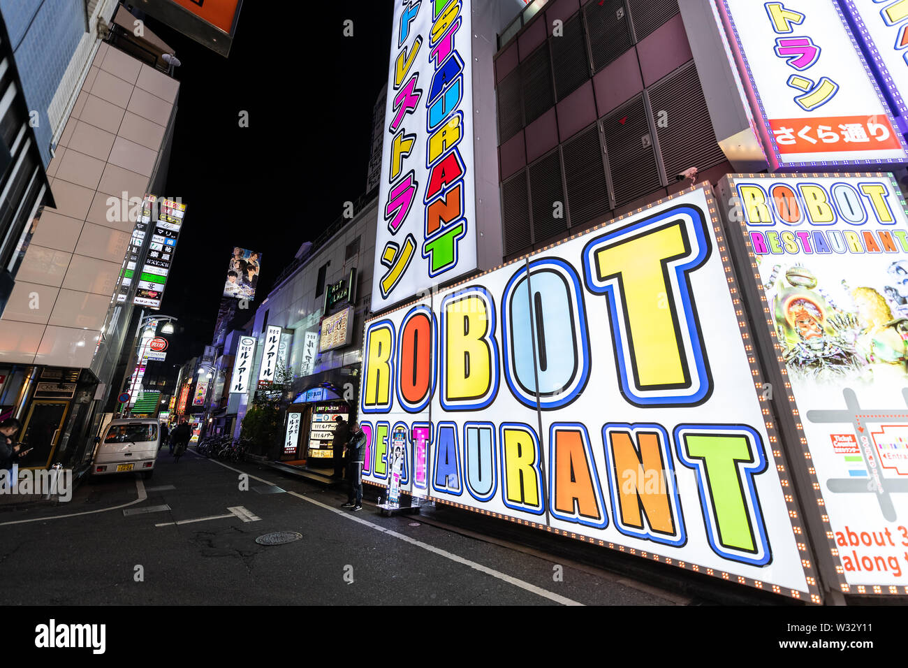 Tokyo, Giappone - Aprile 3, 2019: la gente a piedi dal robot in ristorante a Shinjuku Kabukicho alley street nel centro città con neon luminoso luci di notte Foto Stock