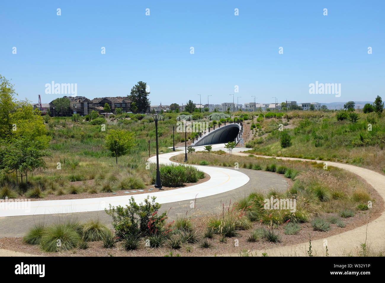 IRIVNE, CALIFORNIA - Luglio 11, 2019: il coltivare un sottopassaggio consente a pedoni e ciclisti di viaggiare liberamente in Bosque spazio aperto del G Foto Stock