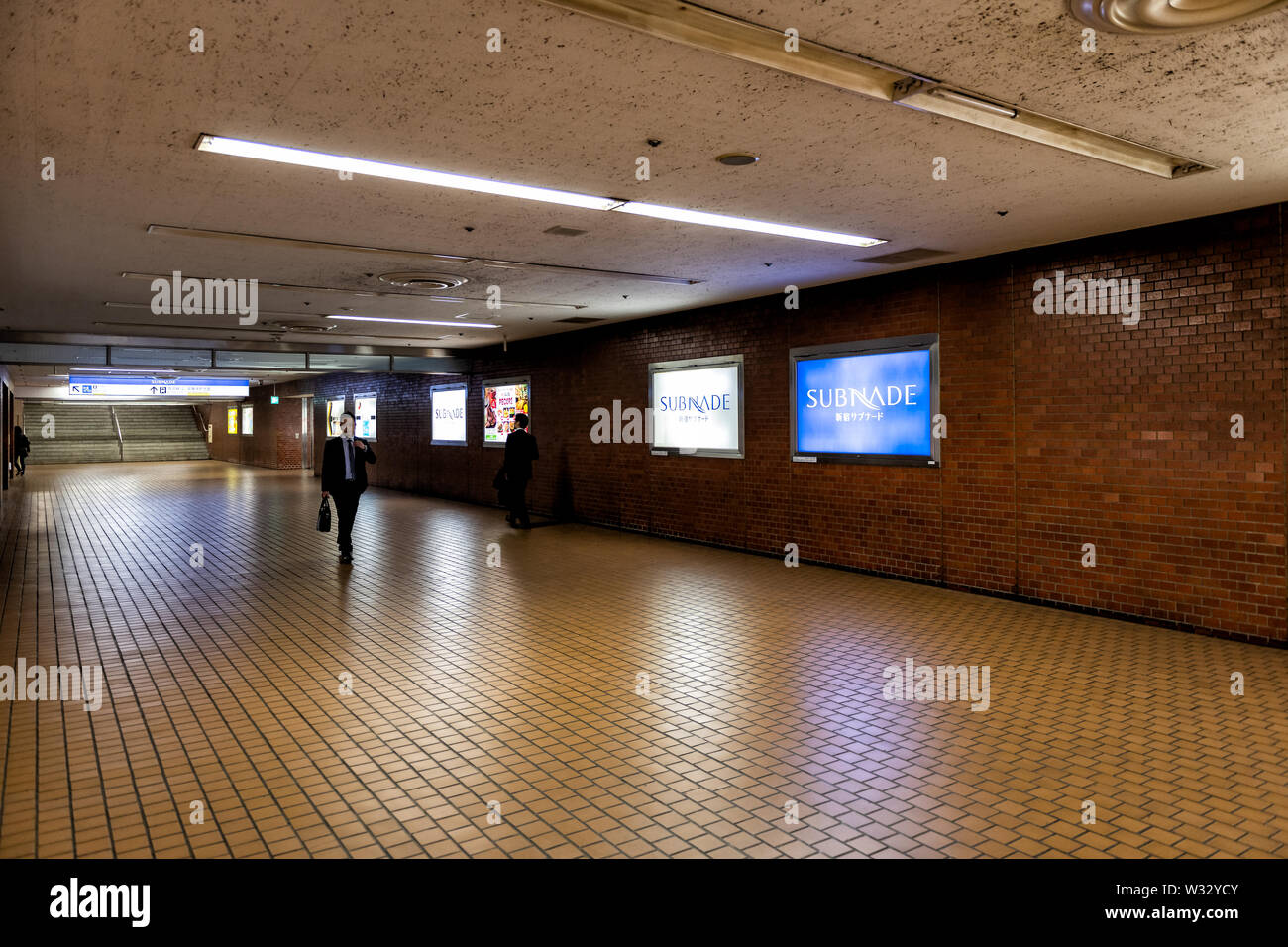 Tokyo, STATI UNITI D'AMERICA - Aprile 4, 2019: Shinjuku Subnade shopping mall tunnel sotterraneo passaggio con la gente di affari, imprenditore nel soddisfare a piedi, il pendolarismo per Foto Stock